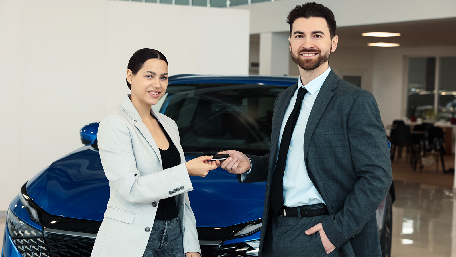 Cliente feliz realizando trámite de financiamiento